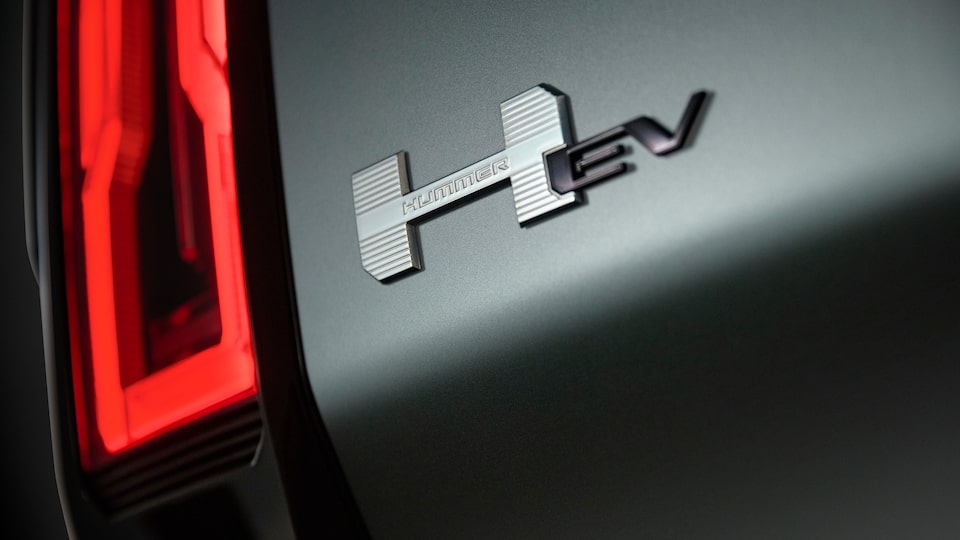 2023-gmc-hummer-ev-features-ev-badging-3