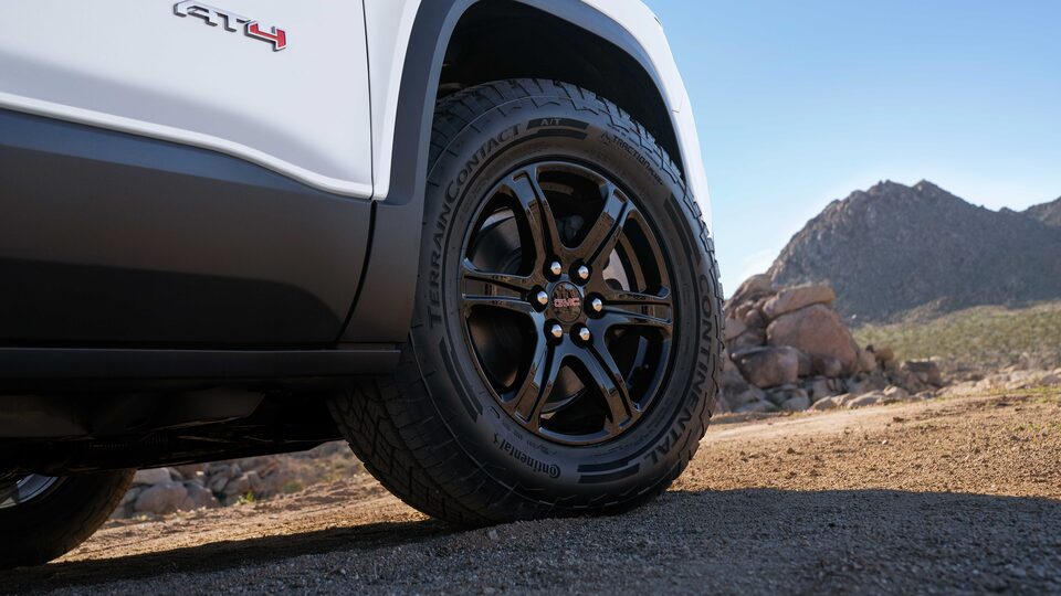 2023-at4-black-wheels
