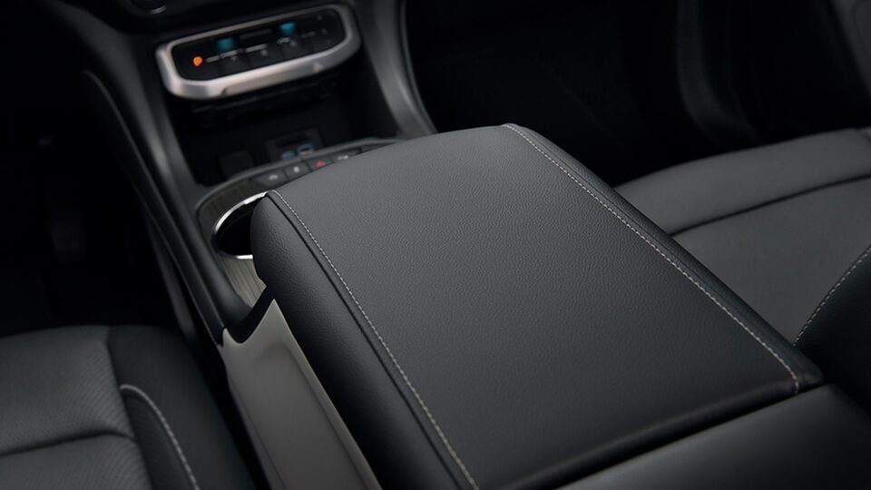 2023-acadia-sle-slt-refined-interior5