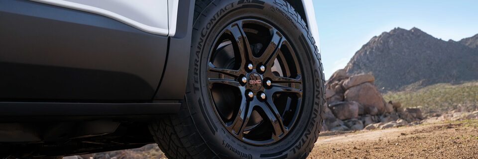 2023-at4-black-wheels-3200x1800.jpg