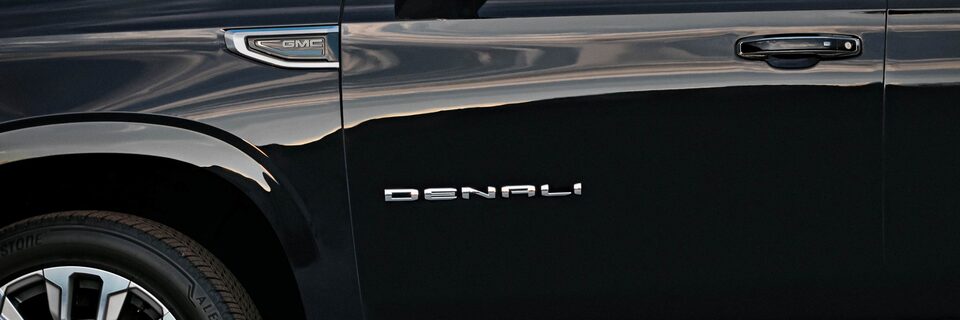2023-yukon-Denali-badging-exterior-3200x1800