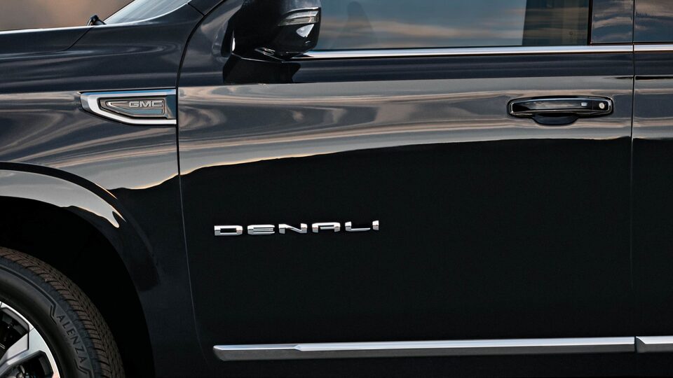2023-yukon-Denali-badging-exterior-3200x1800