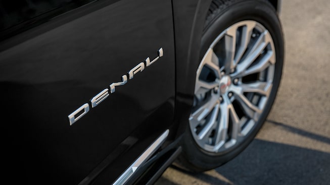 2023-yukon-denali-gallery-exterior-01