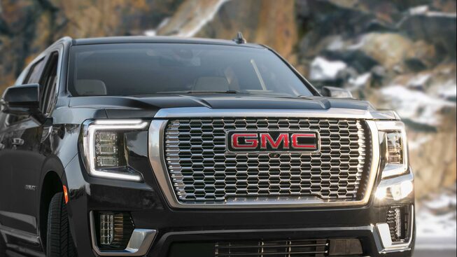2023-yukon-denali-gallery-exterior-02