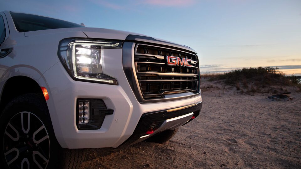 2023-yukon-tech-safety-auto-high-beams