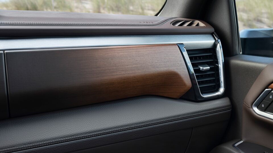 2024-sierra-hd-first-class-interior-5