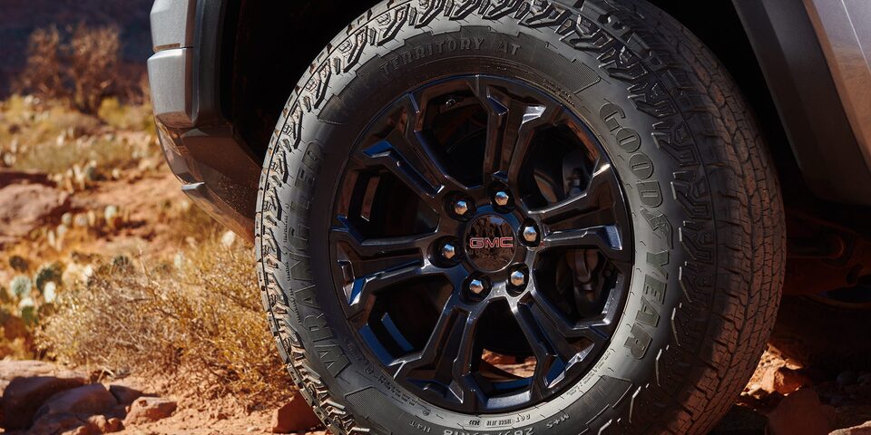 Close-up of the 2025 GMC Canyon Precision Crafted Wheels